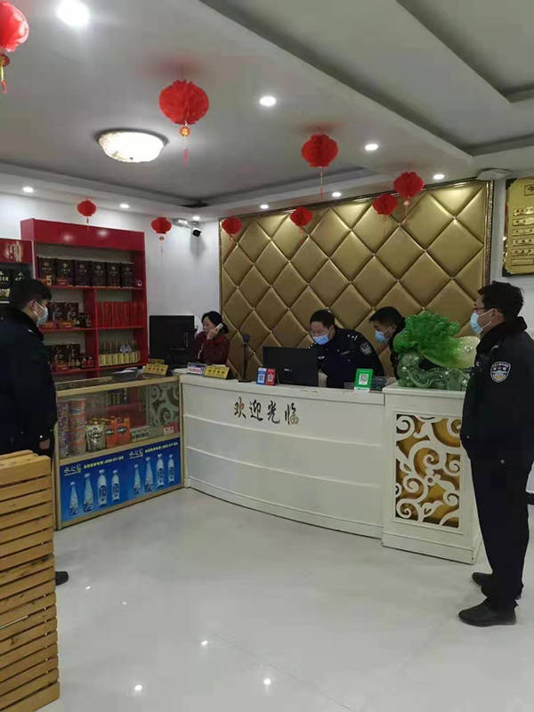 星空·综合体育|
平舆县高杨店镇对服务行业开展疫情防控检查(图3)